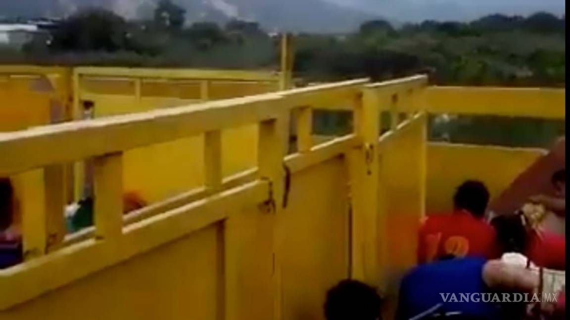 $!Civiles atrapados en puente Simón Bolívar por tiroteo en frontera de Venezuela (VIDEO)