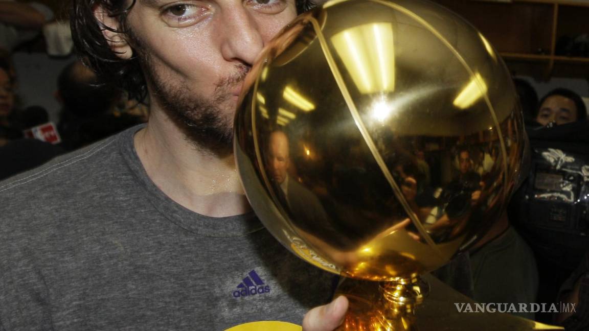$!Pau Gasol de Los Angeles Lakers, de España, besa el trofeo Larry O’Brian luego de que los Lakers ganaran el campeonato de baloncesto de la NBA en Orlando, Florida, en esta foto de archivo del domingo 14 de junio de 2009. AP/David J. Phillip