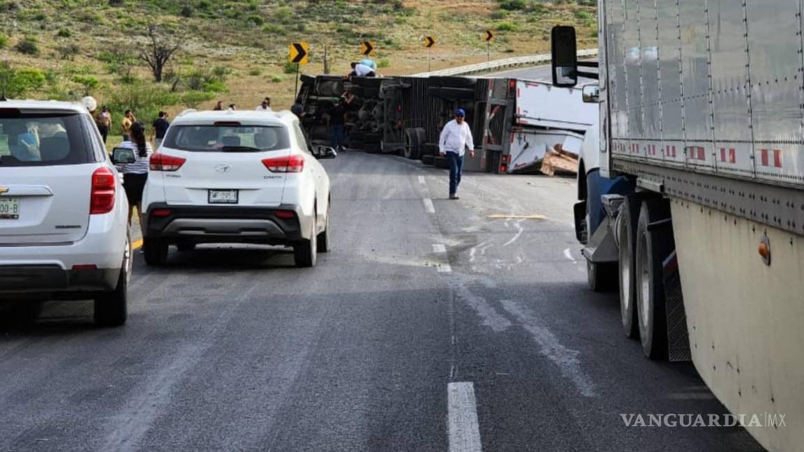 ¡En pleno regreso de vacacionistas! Provoca caos volcadura de tráiler en la carretera Monterrey-Saltillo