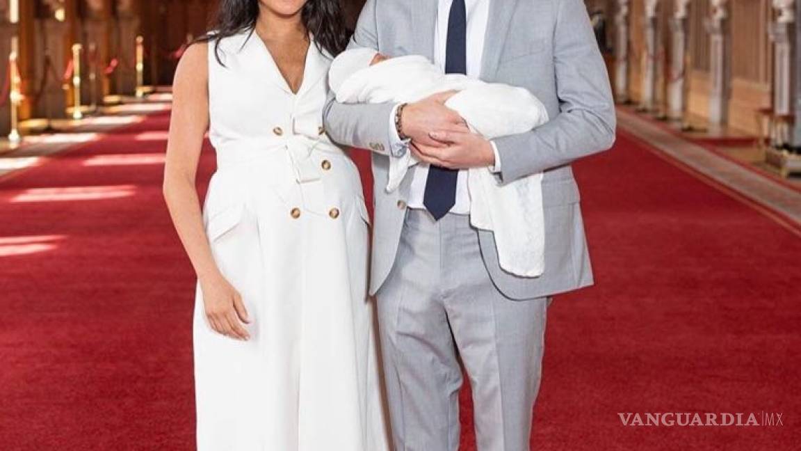 Meghan Markle y el Príncipe Harry presentan a su bebé por primera vez