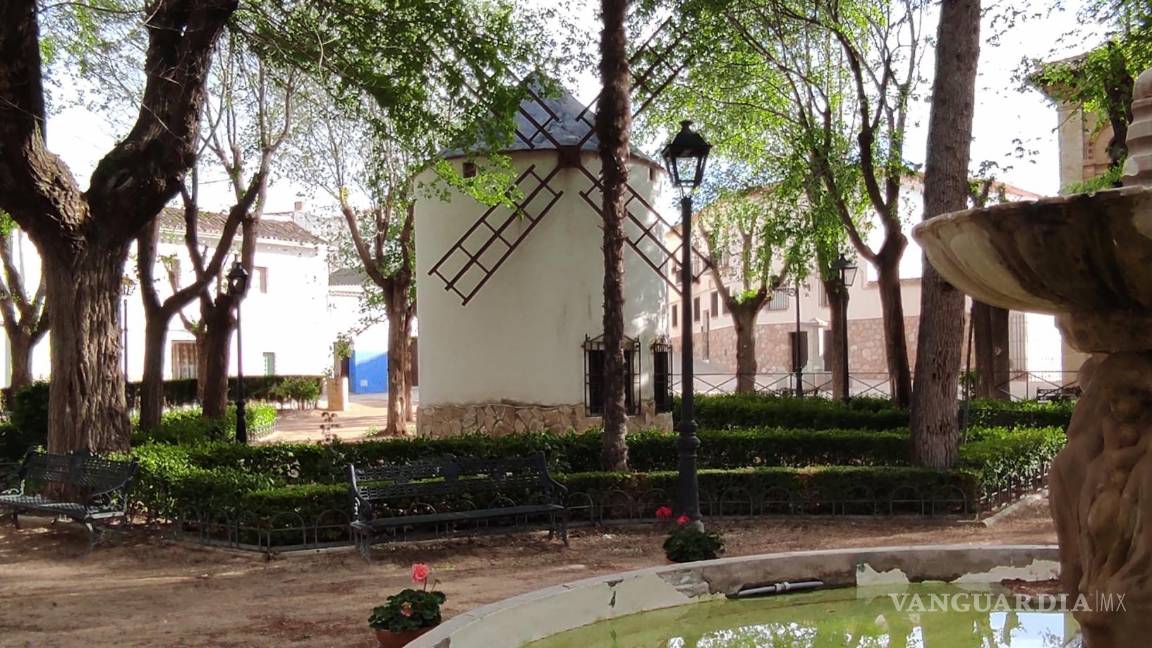 $!Una vista del estanque, el molino y los jardines de la recoleta plaza de la Constitución de El Toboso. EFE/Amalia González Manjavacas