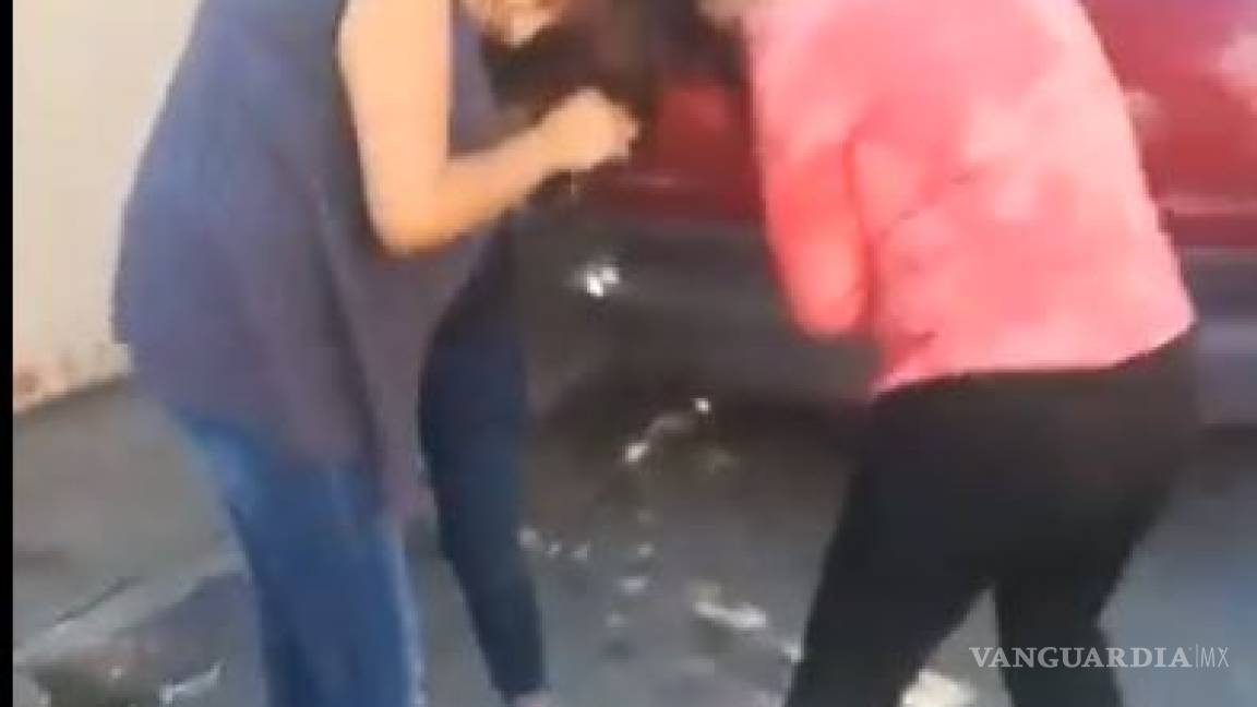 Difunden video de maestra peleando afuera de kinder de Saltillo