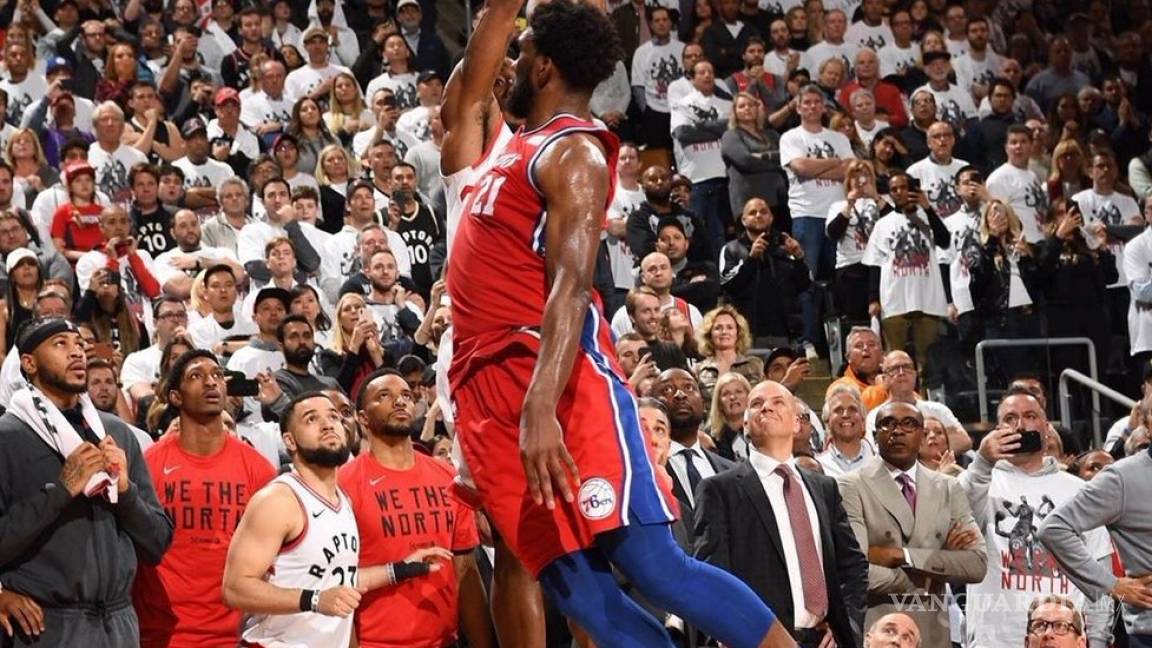 $!¡¿De qué estás hecho Kawhi?! Leonard hace una canasta de ensueño y mete a los Raptors a la Final del Este