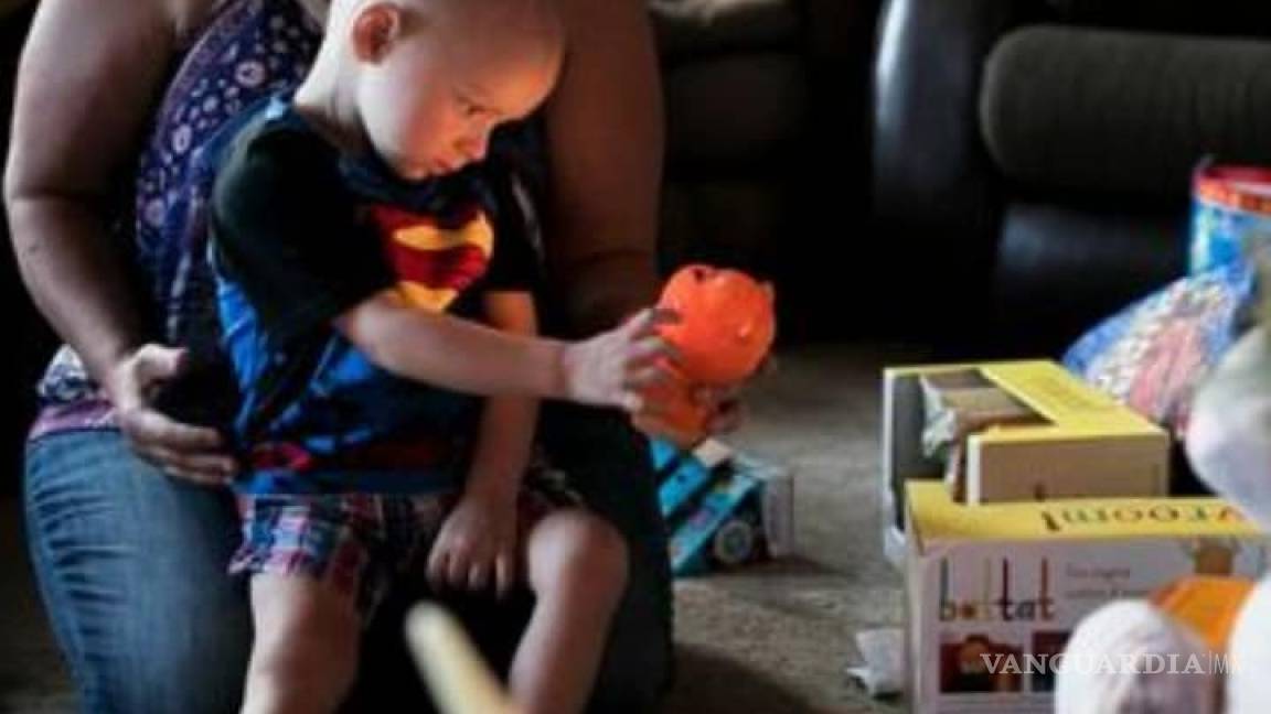 Su hijo de dos años padece cáncer terminal, adelantan la Navidad para que la festeje