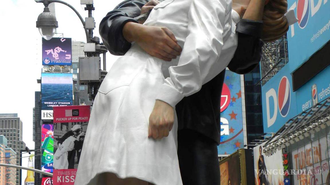 $!Vista de la estatua del famoso beso entre un marinero y una enfermera al término de la II Guerra Mundial, inmortalizado por el fotógrafo Alfred Eisenstaedt.