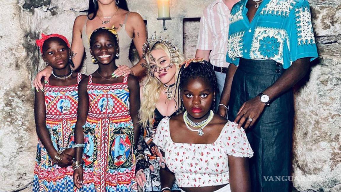 $!Recordemos que Madonna es madre de seis hijos, Rocco, de 21 años, y David, de 15, además de sus hijas Lourdes, de 24, Mercy, de 15 y las gemelas Estere y Stella, que cumplen 9 este mes.