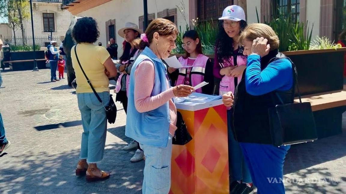 $!Visitantes a Saltillo pudieron recorrer el Paseo Capital, una de las atracciones de reciente creación.