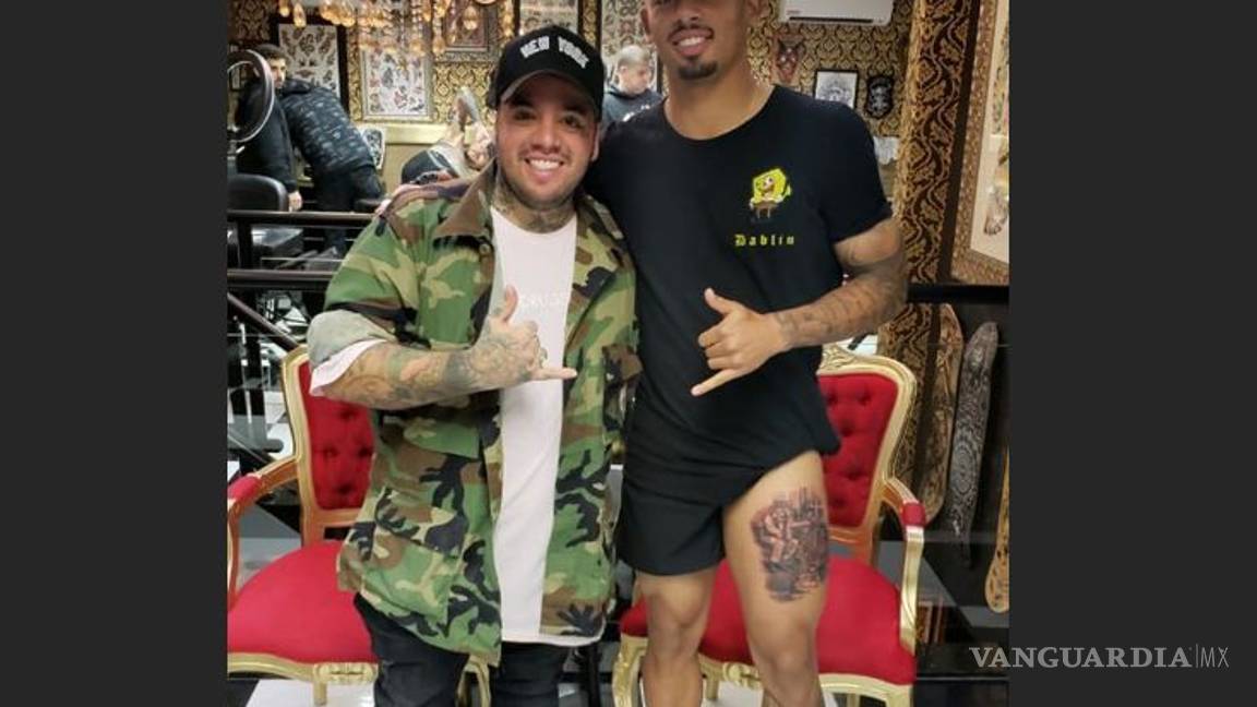 $!Jugador brasileño presume sus tatuajes...de Chespirito