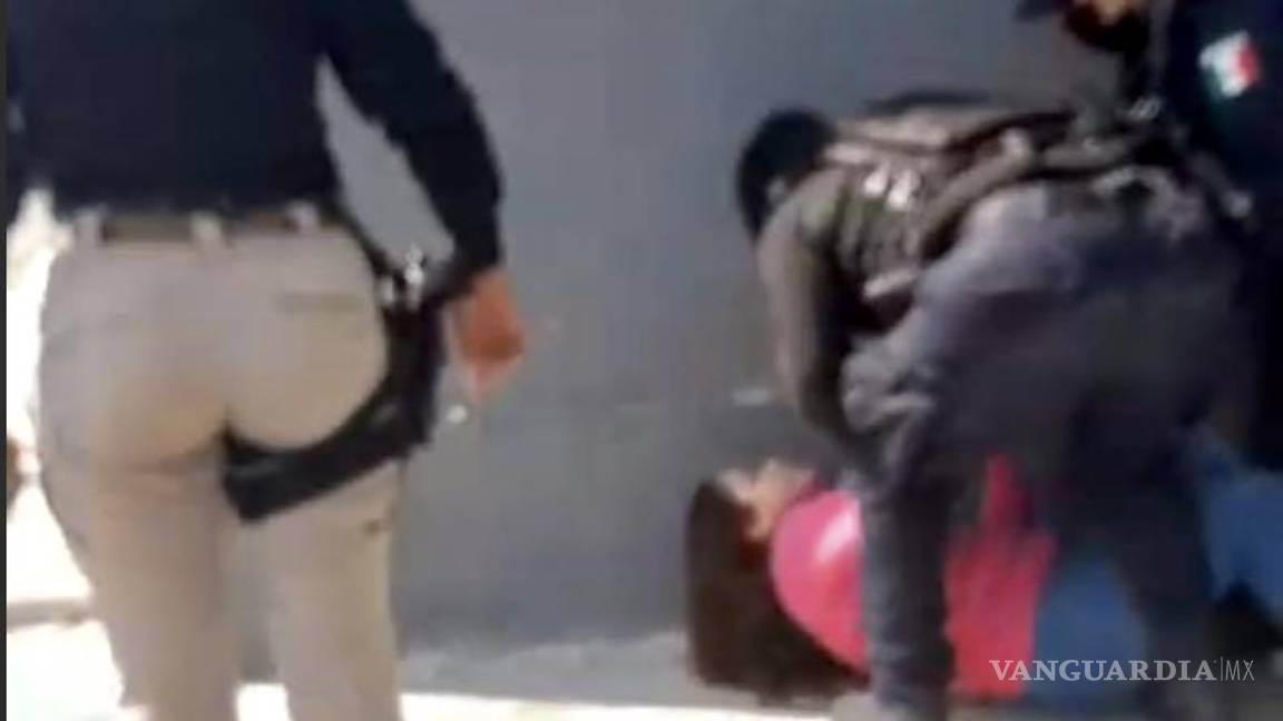 $!Con lujo de fuerza fue sometida la delegada sindical de Daltile, a pesar de que la empresa dio su permiso para el pintado de las bardas.