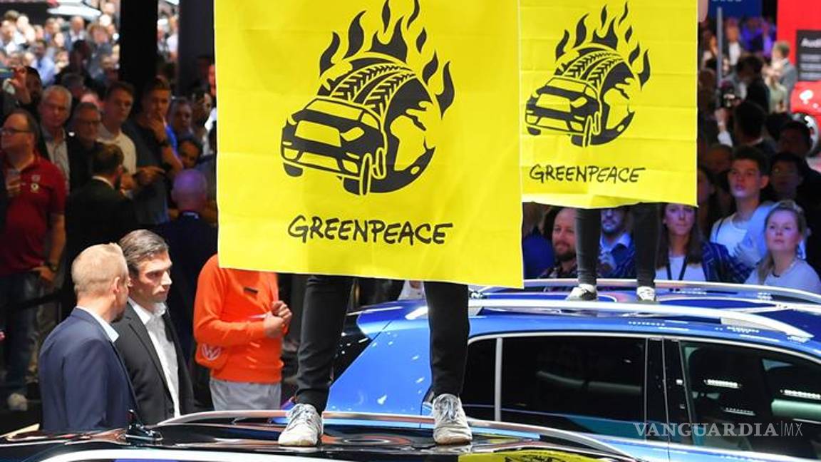 $!Activistas de Greenpeace irrumpen y se suben en los autos del Salón Internacional del Automóvil de Frankfurt, ve estas imágenes