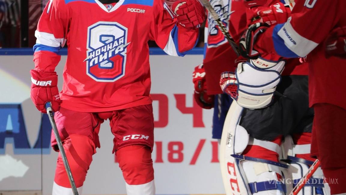 $!Putin hace el 'oso' y se da tremendo golpe al tropezarse durante un partido de hockey