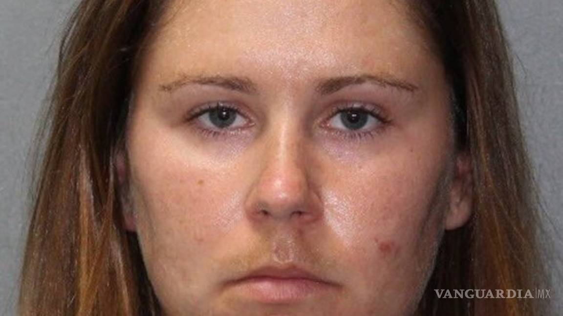 $!Profesora casada detenida por tener una “relación inapropiada” con una estudiante