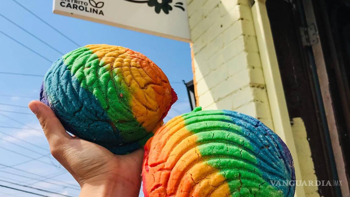 $!Mensaje de solidaridad: conmemora panadería en Saltillo el mes del orgullo LGBTI+ horneando conchas de colores