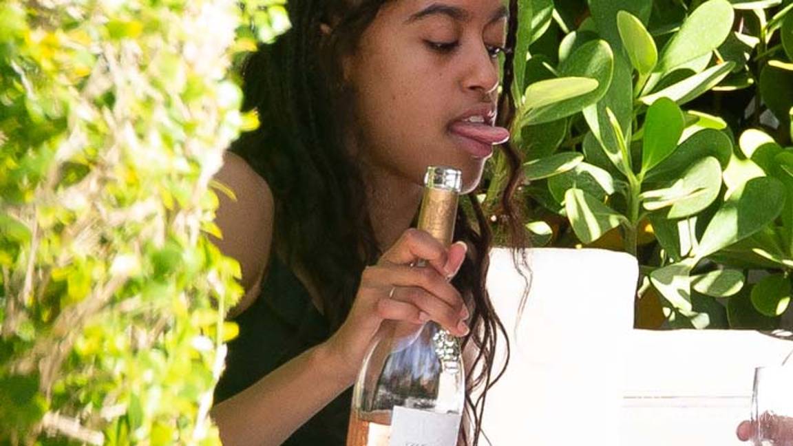 $!Malia Obama es menor de edad, pero eso no le impide beber con sus amigas