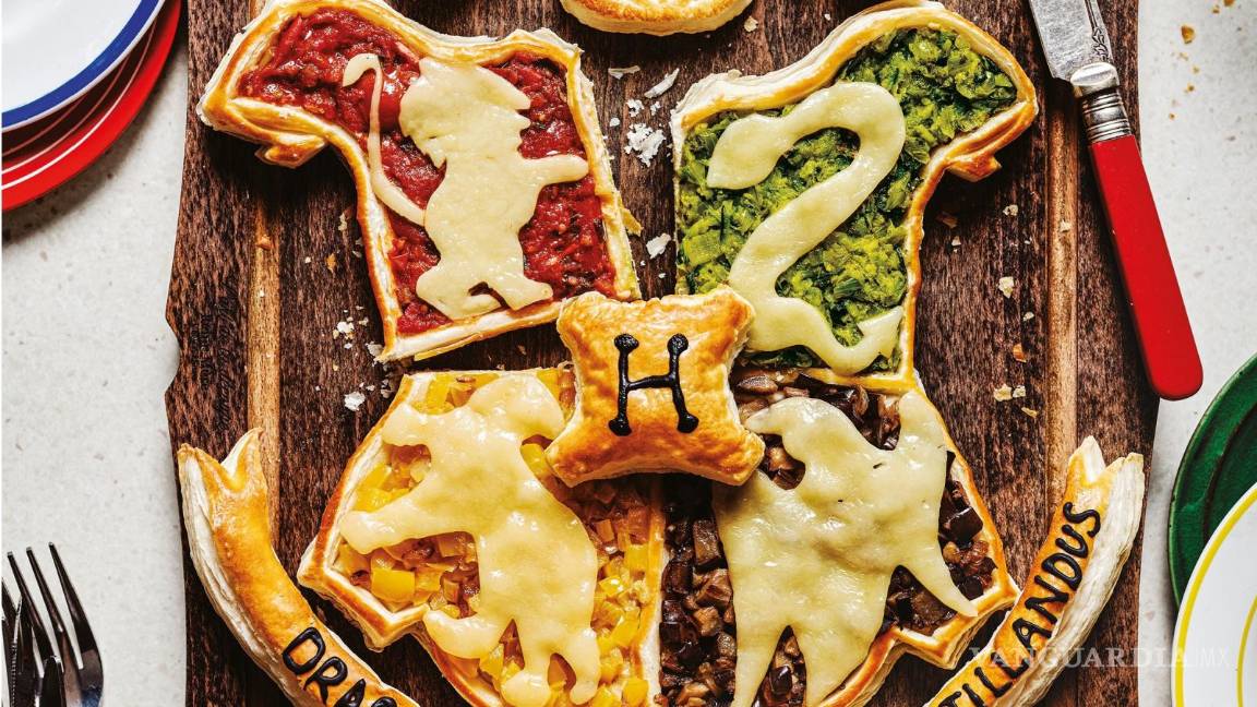 $!Pastel escudo de Hogwarts, donde se representan los escudos de las casas, a modo de porción. EFE/Editorial Salamandra