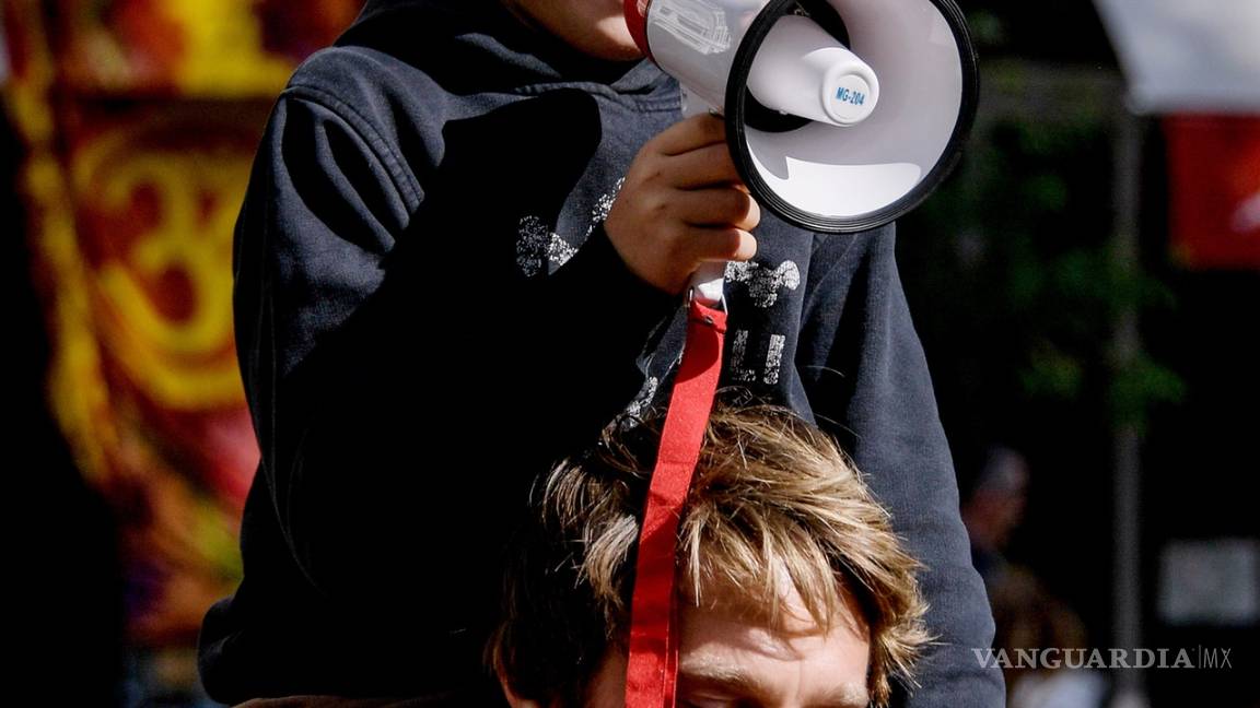 $!Niños protestan en Hamburgo contra los padres que están pegados a su celular