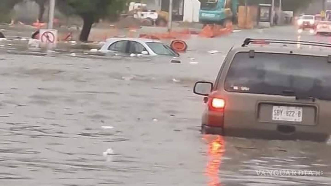 Autos varados, cierres viales y una persona atrapada: es lo que dejan lluvias en Nuevo León