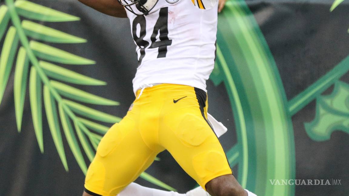 $!Antonio Brown corre hacia el camino de la victoria