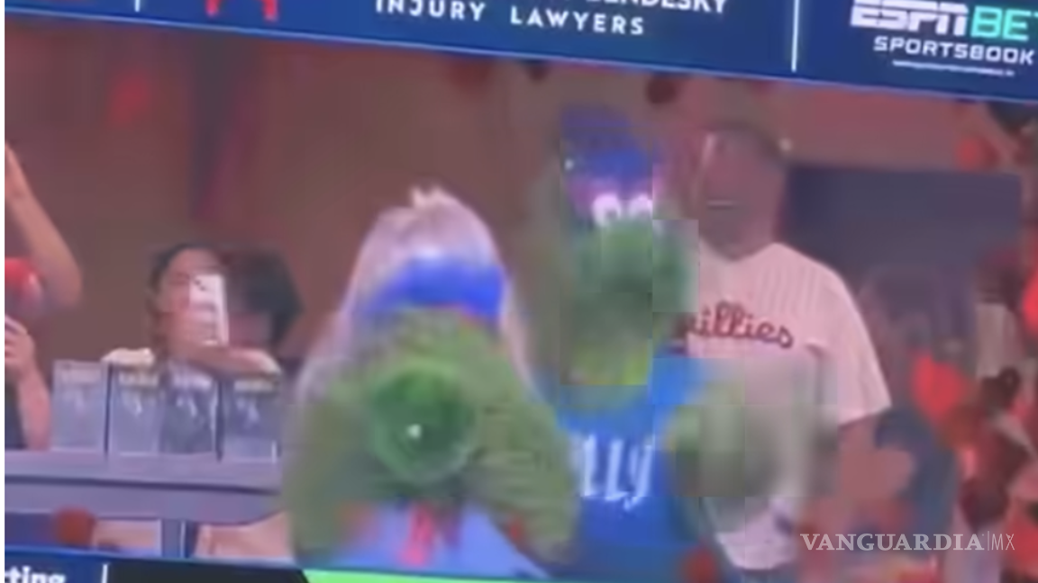 $!Mascotas del equipo de béisbol recreando el momento viral.