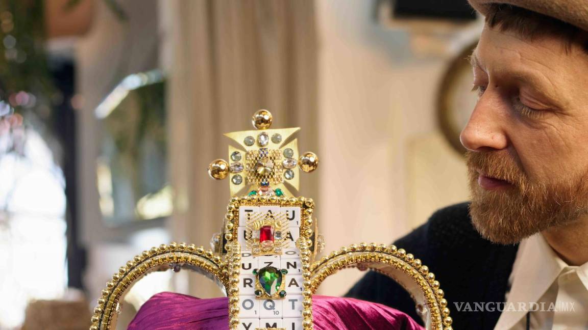 $!Corona británica hecha con fichas de Scrabble.