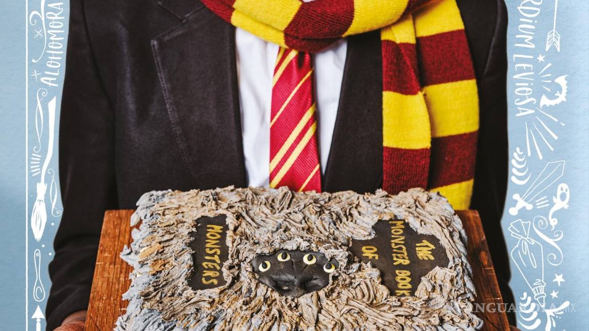 $!Un joven seguidor de la saga con uno de los pasteles del libro de recetas. EFE/Editorial Salamandra