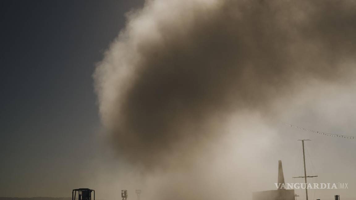 $!Una solución de agua salada se roció sobre la cubierta del Hornet durante una prueba de un sistema de iluminación de nubes, en Alameda, California.