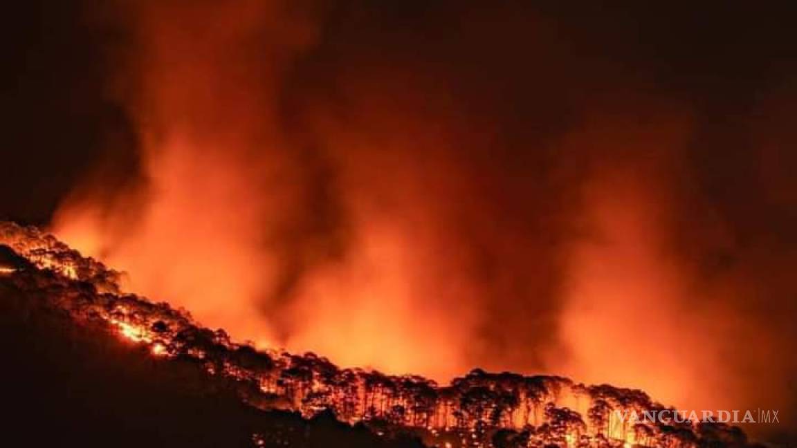 Fuego arrasa con el Cerro de la Cruz, en Uruapan, Michoacán