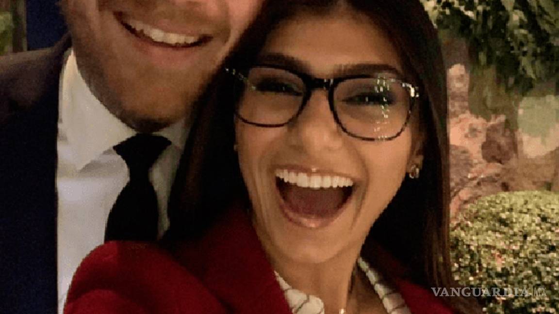 $!¡La ex porno estrella Mia Khalifa se casa!, y ya presume el anillo