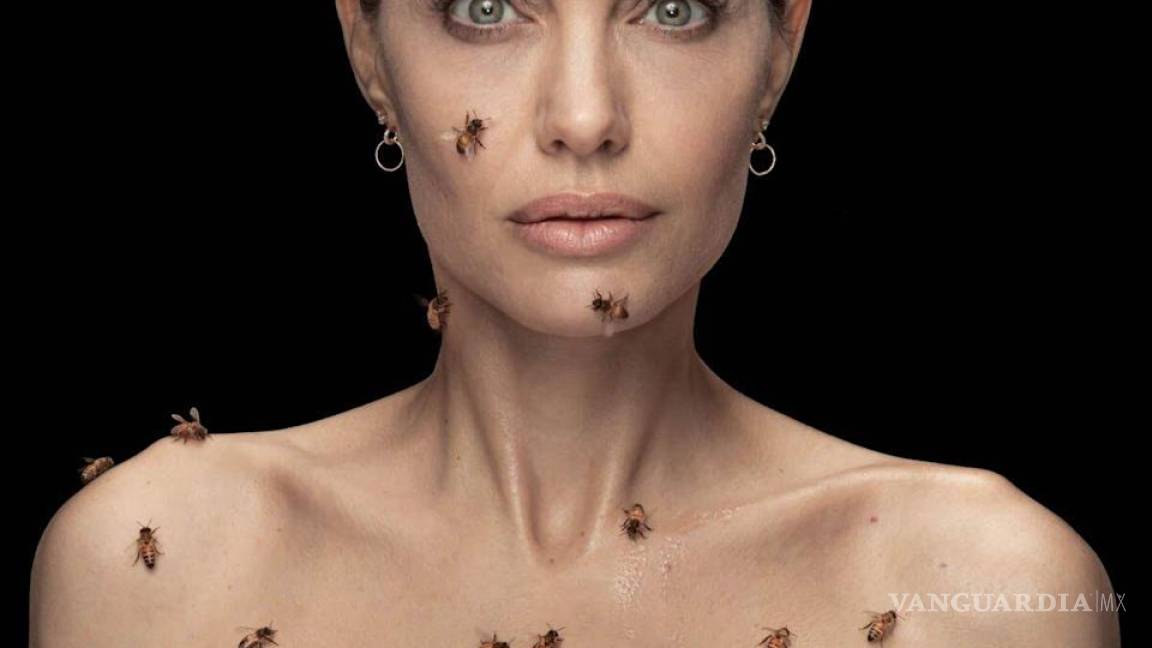 Angelina Jolie celebra el Día Mundial de las Abejas posando cubierta de ellas