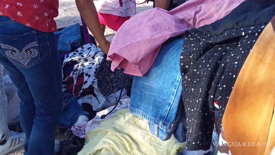 $!Personas del ejido Porvenir de Tacubaya buscan entre las donaciones un abrigo contra el frío, reflejando el impacto positivo de esta iniciativa social.