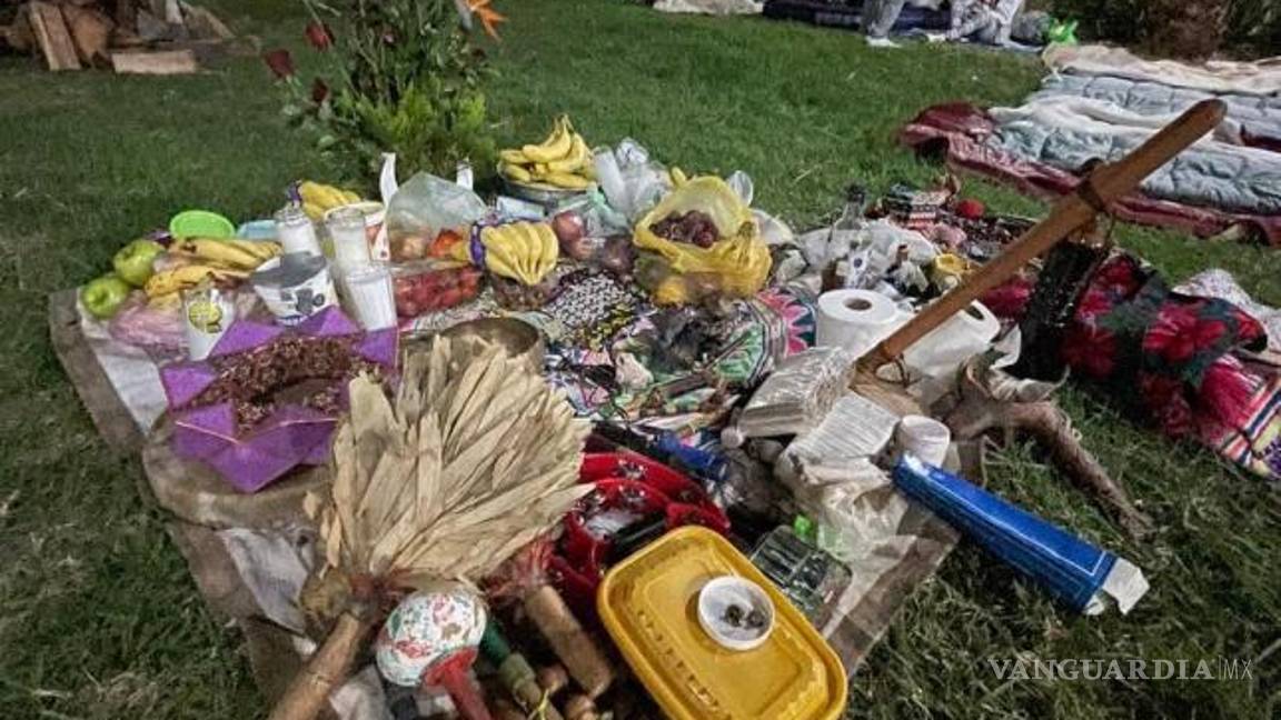 $!Las autoridades examinan los artículos encontrados en el lugar y analizan las sustancias que se consumieron.