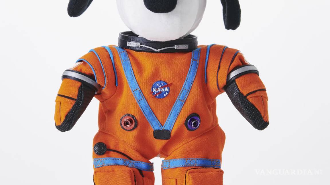 $!En esta imagen de producto un peluche de Snoopy con un traje espacial de la NASA. El muñeco estará a bordo de la misión no tripulada Artemis I en febrero de 2022. AP/Peanuts Worldwide