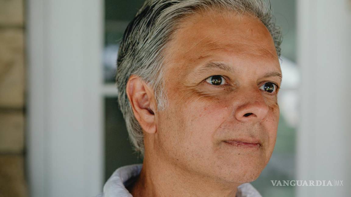 $!Anthony Gavic en su casa en Whitefish Bay, Wisconsin. La abuela de Gavic Juanita Rodríguez, nadó hasta EU desde San Luis Potisi, México, en 1917.