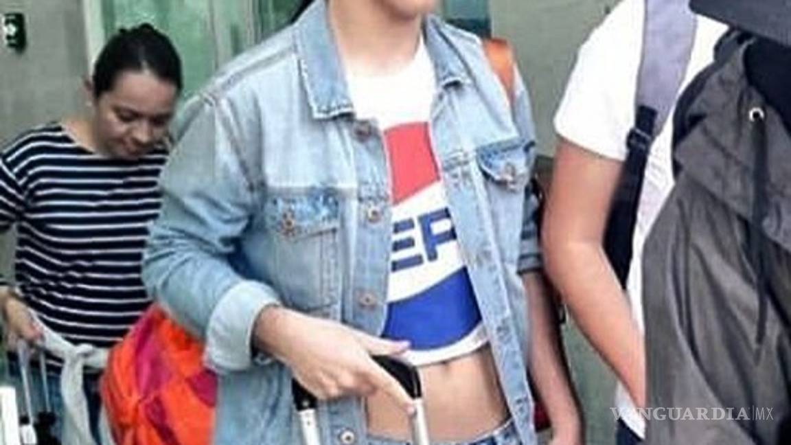 $!Joaquin Bondoni rompe estereotipos con crop top colorido en Premios Juventud 2019