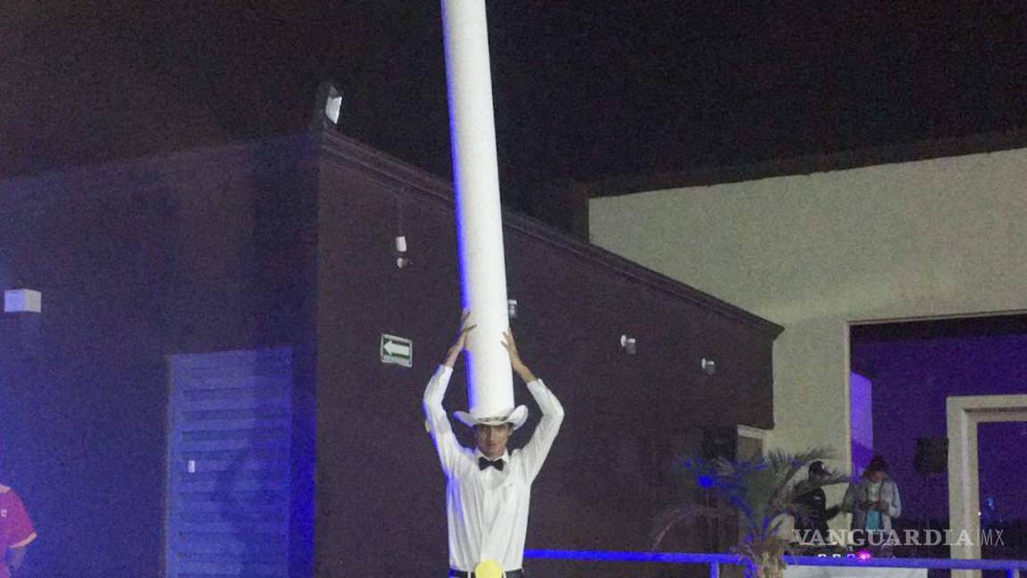 $!El sombrero usado para el disfraz medía cinco metros.