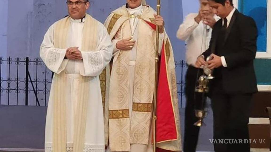 $!El Obispo Luis Martín Barraza Beltrán y el Padre Víctor Manuel Gómez durante la bendición de la Corona de Cristo Rey en el santuario del Cerro de las Noas.