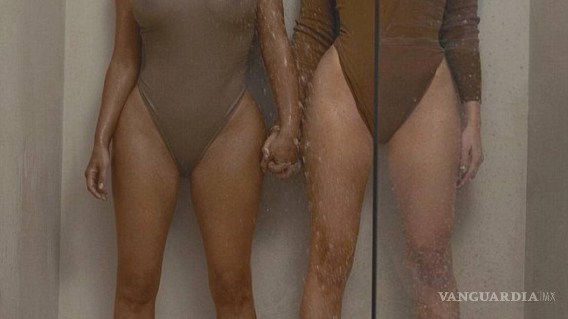 $!Kim Kardashian y su hermana Khloe presumen sus traseros en la arena