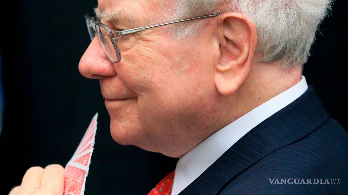 $!Buffett gana dinero más rápido de lo que puede invertirlo