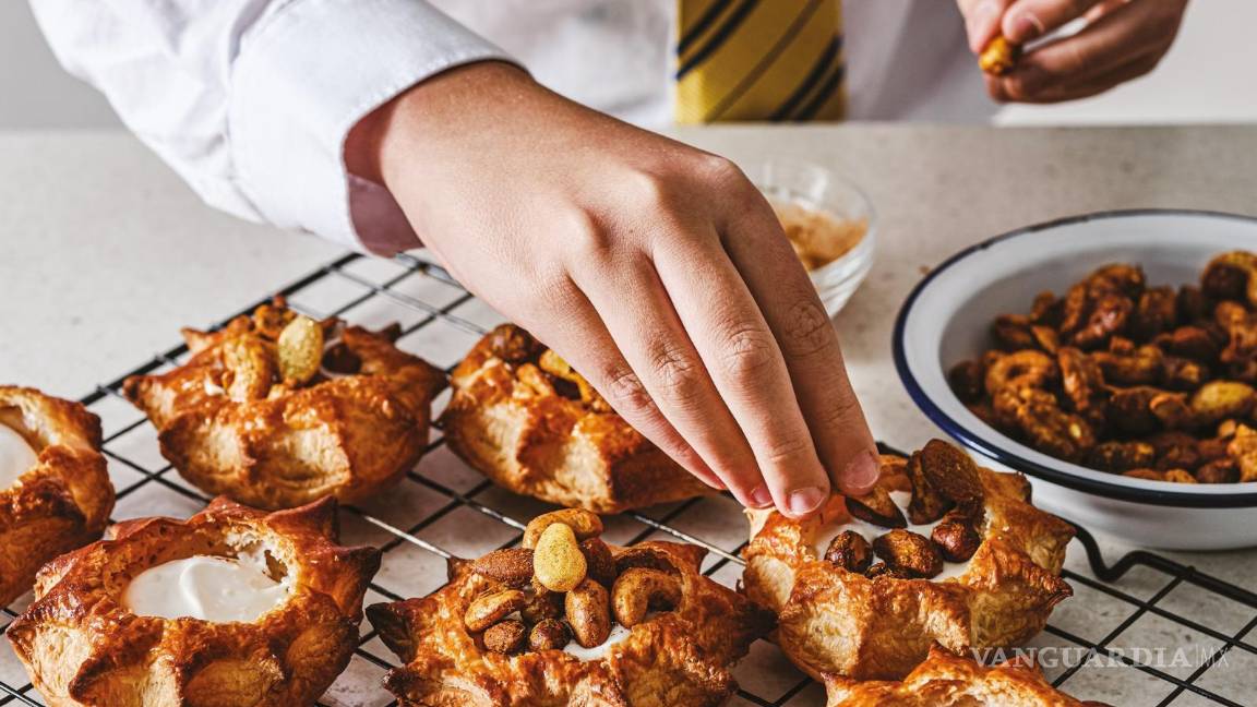 $!En la imagen cómo quedan las tartaletas con nueces de dragón. EFE/Editorial Salamandra