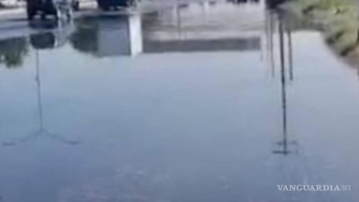 A la altura de Villa Florida se desborda canal de riego “El Coyote” en Torreón