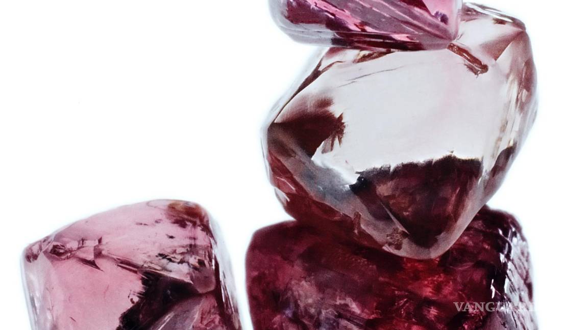 $!Los investigadores dijeron que los diamantes rosas llegaron a la superficie de la Tierra desde las profundidades del subsuelo hace unos 1,300 millones de años.