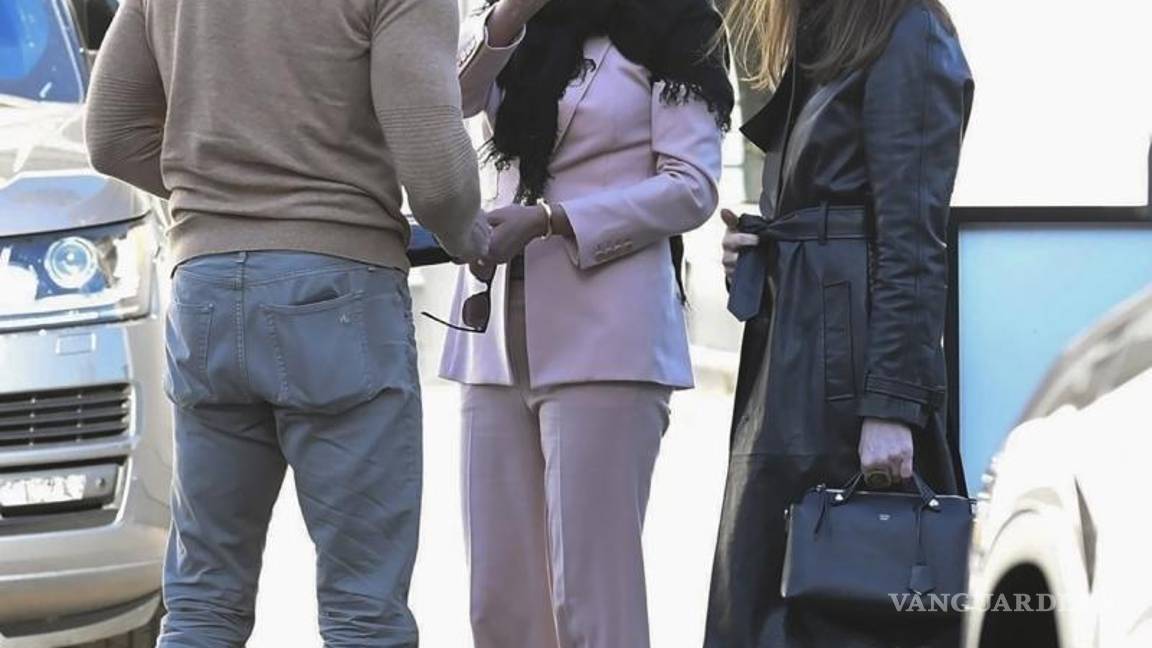 $!Enormes tacones provocan caída de Sharon Stone