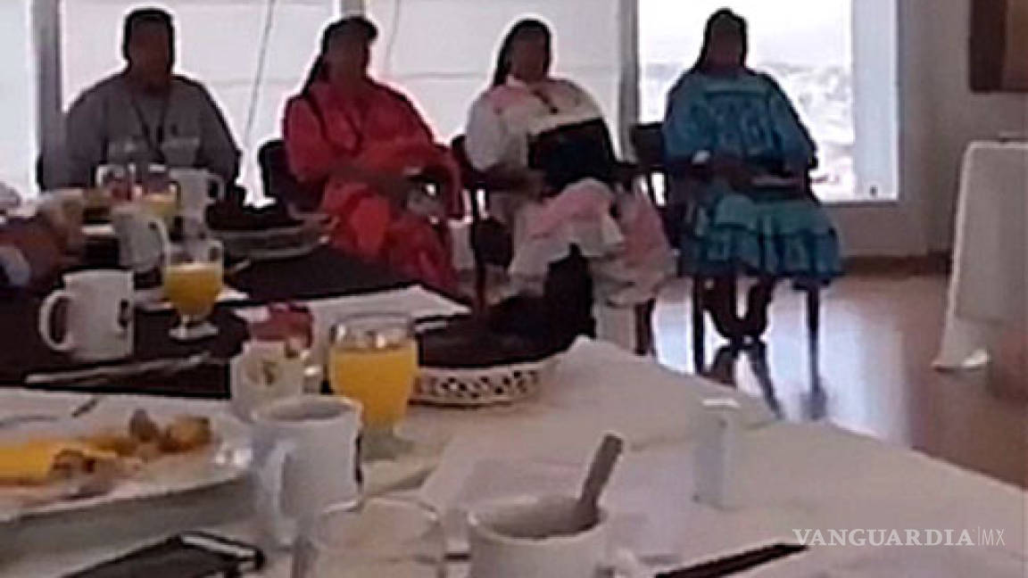 Mientras indígenas rarámuris solo miran, diputados desayunan a sus anchas
