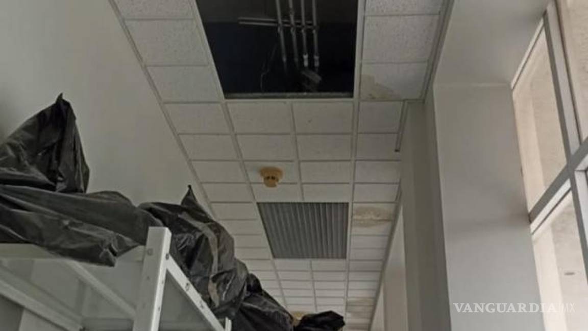 $!Goteras visibles en los consultorios de la clínica Felipe de Alba Galván en Torreón, evidenciando el colapso del sistema de atención médica.