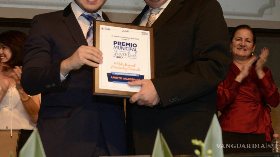 $!Entrega Alcalde de Saltillo el Premio Municipal de La Juventud