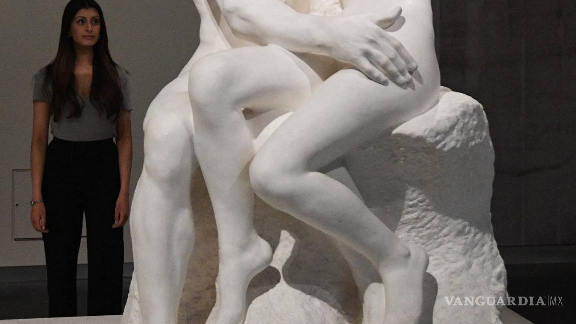 $!Vista de la escultura El beso del escultor francés Auguste Rodin. EFE/ Facundo Arrizabalaga