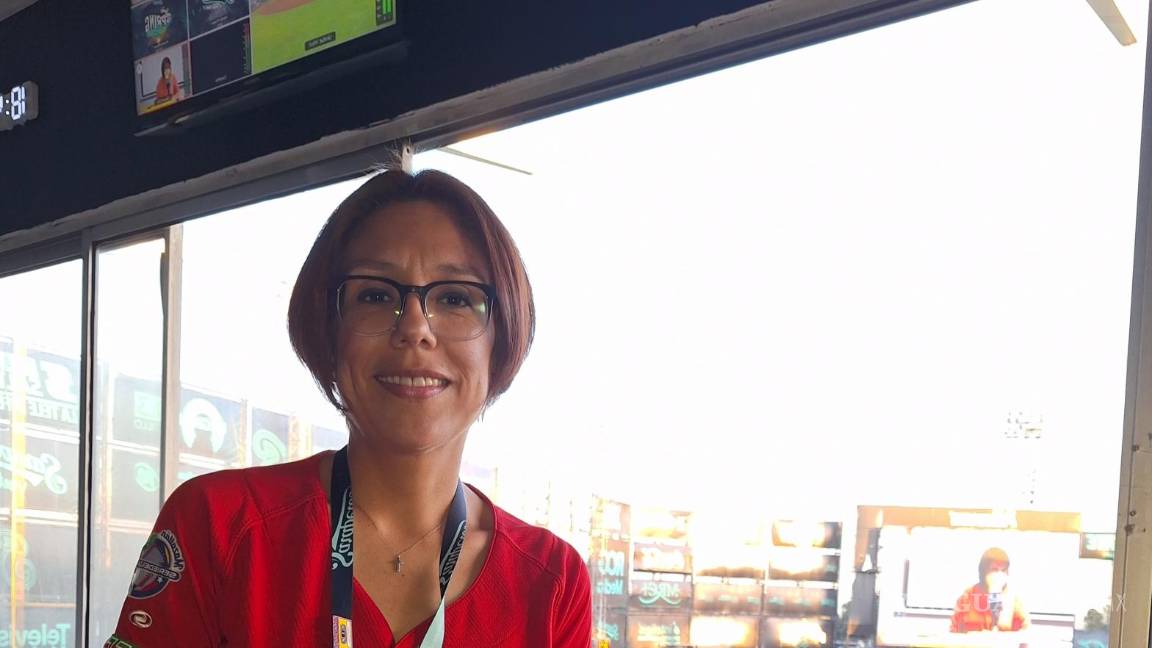 $!Como parte de su labor en la cabina, se ha vuelto la parte “seria” de las competencias, fungiendo como contraste a la voz principal masculina que anima los encuentros deportivos.