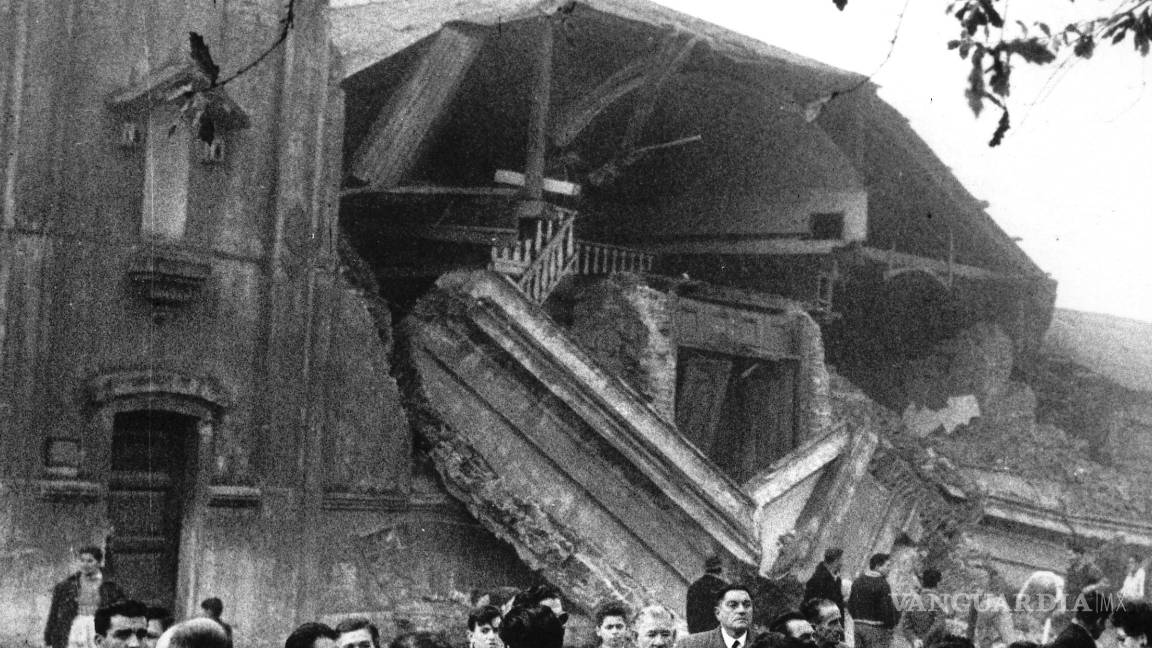 $!La gente en primer plano mira las ruinas de la Iglesia de Concepción, que se derrumbó parcialmente como resultado del terremoto en Concepción, el domingo 22 de mayo de 1960.