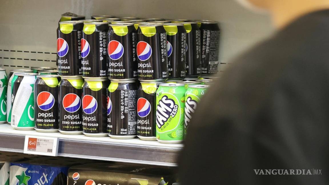 $!Un cliente mira bebidas sin calorías en una tienda minorista en Seúl, Corea del Sur, el 4 de julio de 2023.