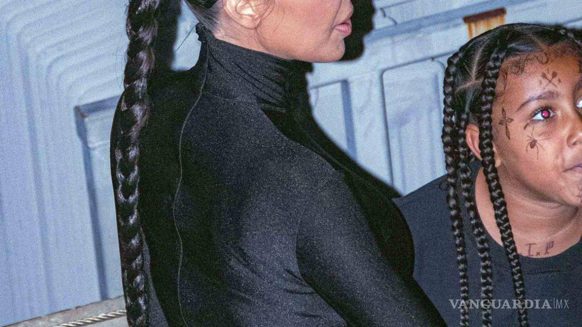 $!Kim estuvo presente animándolo tras bastidores junto a su hermana Khloe y su mamá.